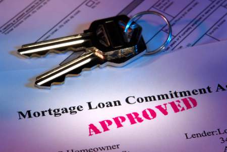 keys sitting on mortgage loan papers